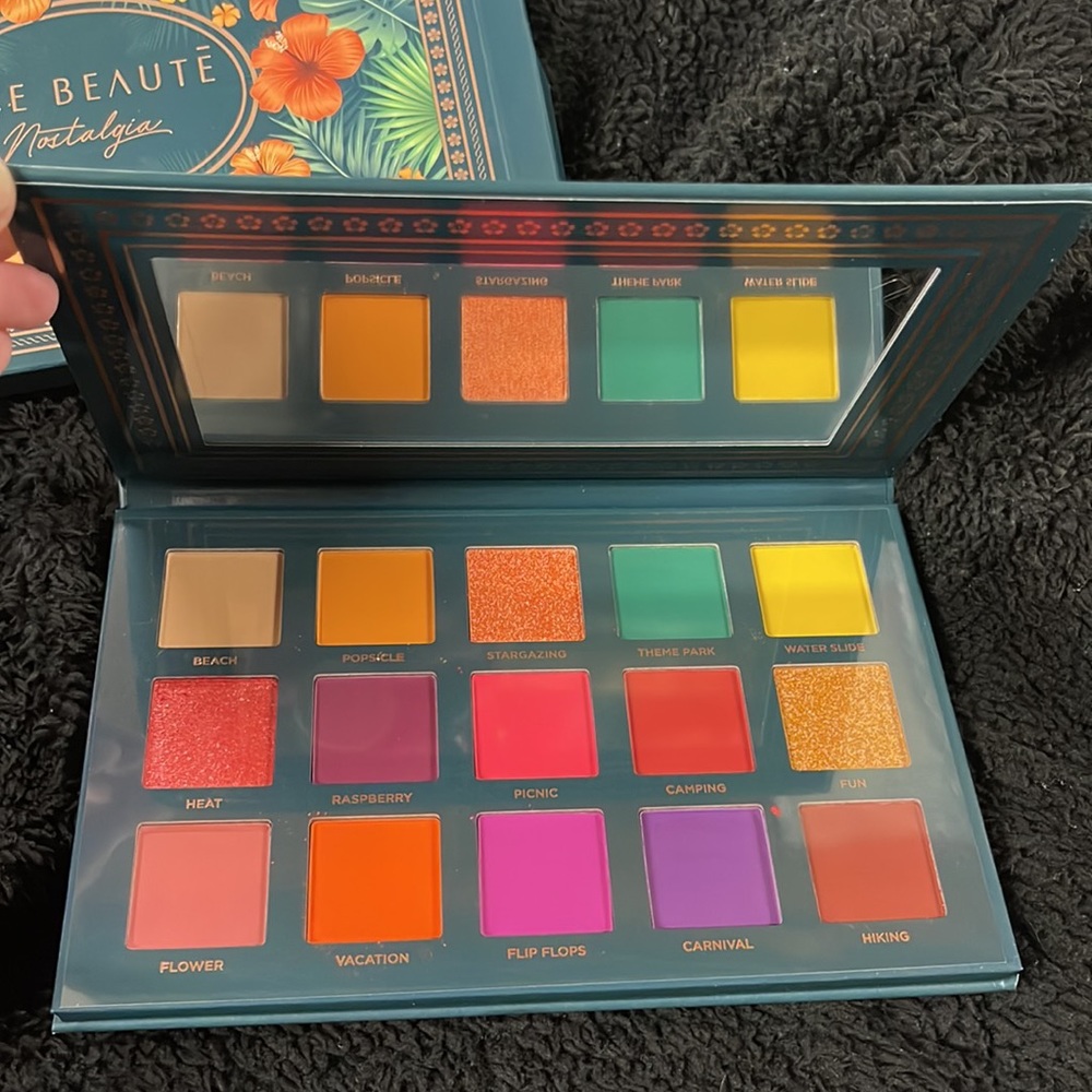 Ace Beaute Nostalgia Eyeshadow Palette